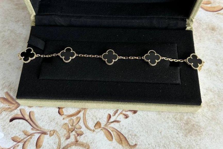 Authentic 18K Gold Vintage Alhambra  5 Motif Onyx Bracelet with Full Packaging - REAL PICTURES