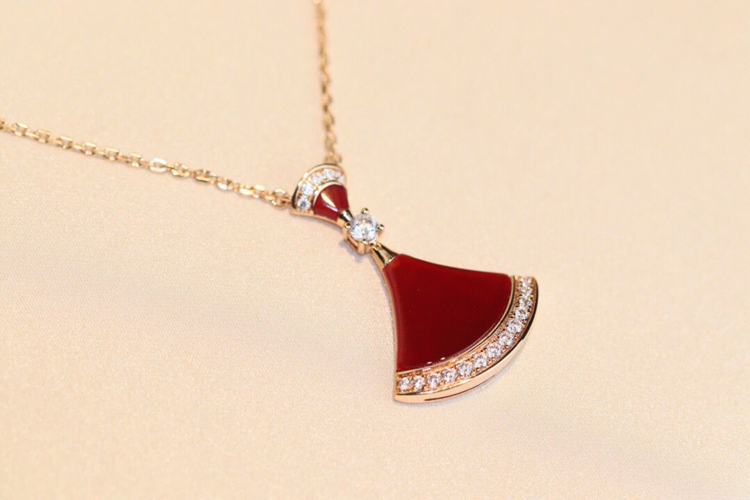 "DIVAS' DREAM Carnelian Necklace in 18k Rose Gold with Carnelian and Diamond Pendant"